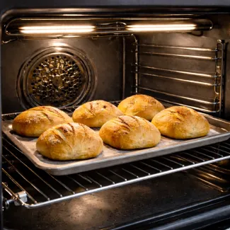 Enakomerno zapečeni hlebčki v pečici z vidnim konvekcijskim ogrevanjem