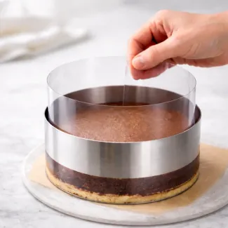 Nameščanje acetatne folije v tortni obroč za popolnoma gladek rob mousse torte