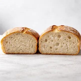 Primerjava zbitih in zračnih alveol v prerezu kruha po fermentaciji