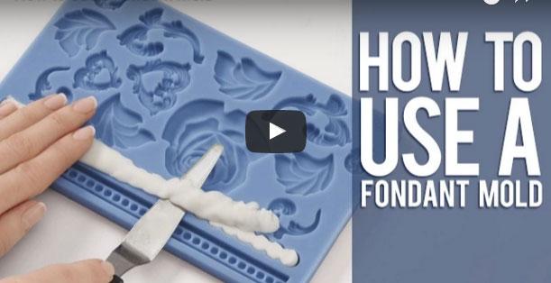 Kako uporabljamo silikonski modelček z sladkorno maso - fondant Kako uporabljamo silikonski modelček z sladkorno maso - fondant